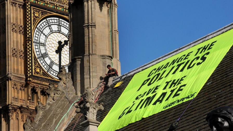 "Грийнпийс" протестира от покрива на британския парламент