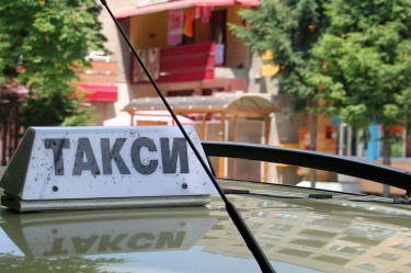 Такси избухна в центъра на София