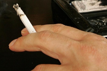 Затвор за британец, дал цигара на 3-годишно дете