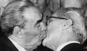 72-годишният Леонид Брежнев и 67-годишният Ерих Хонекер - тази целувка от 1979 г. е обявена за "най-великата" в историята на човечеството