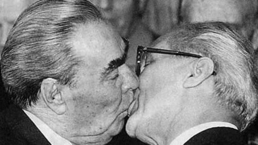 72-годишният Леонид Брежнев и 67-годишният Ерих Хонекер - тази целувка от 1979 г. е обявена за "най-великата" в историята на човечеството