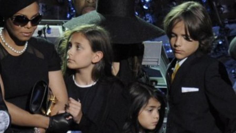 Децата с леля си Джанет на погребението на Майкъл