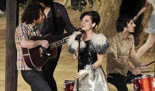 Наскоро Лили Алън пя на ревюто на "Шанел" на модната седмица в Париж