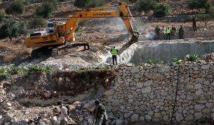 Израелци рушат палестински кладенец, построен незаконно.