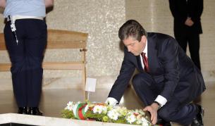 Първанов полага венец върху гроба на незнайния войн в Канбера.