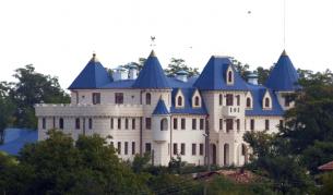 Този дворец е издигнат в с. Дръндар. Предназначен бил за детска градина, но до август 2009 г., детски крак не е стъпвал.