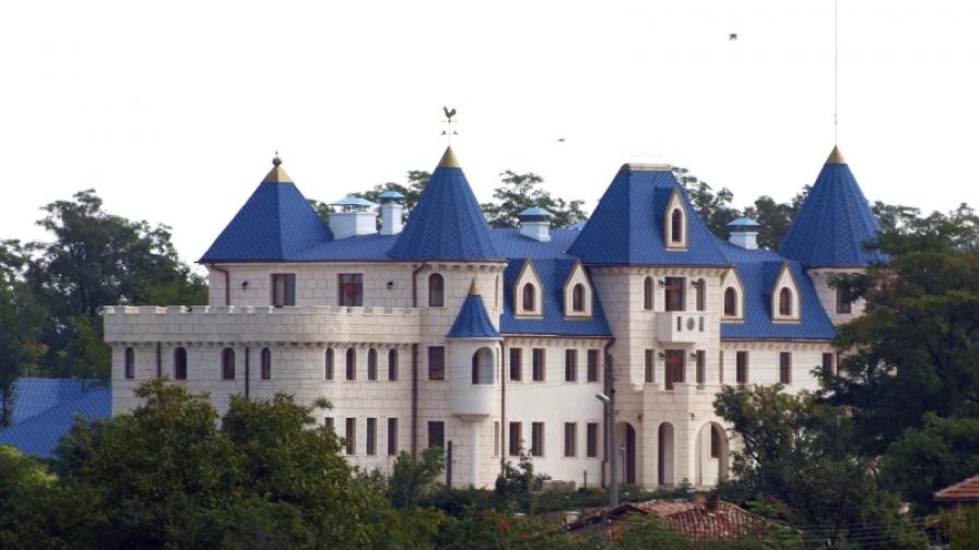 Този дворец е издигнат в с. Дръндар. Предназначен бил за детска градина, но до август 2009 г., детски крак не е стъпвал.