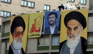 Ликовете на иранските лидери върху сграда в Техеран.