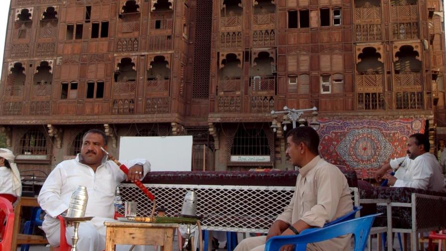 Египетски туристи в Джеда. Страната се опитва да се превърне в туристическа дестинация първо за вътрешния пазар,а след това и за външния.