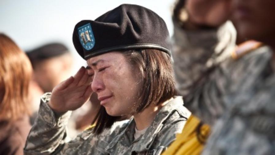 Военнослужеща не може да скрие сълзите си по време на възпоменателната церемония във "Форт Хууд"