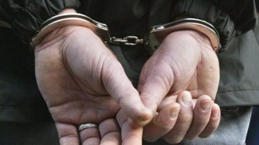 Трима полицаи от Ст. Загора задържани за участие в банда