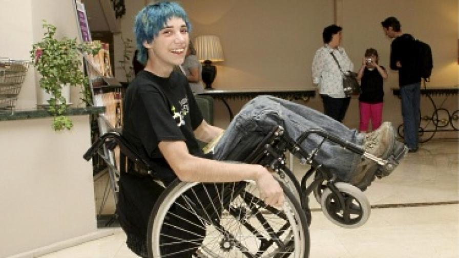 Инвалидна количка изкачва стъпала
