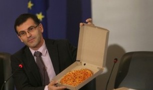 Преди месец финансовият министър сравни бюджет 2010 с малка, постна пица