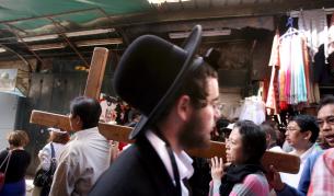 Да наплюеш свещеник