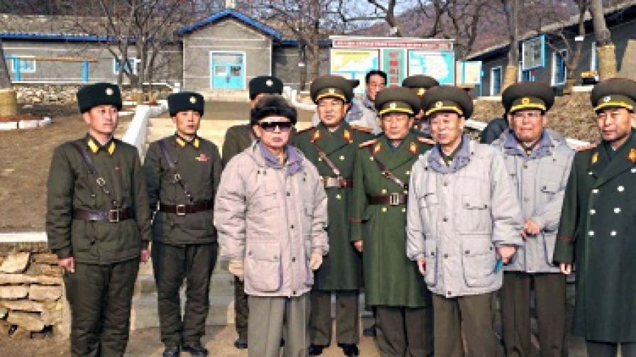 Севернокорейският лидер на проверка в казарма
