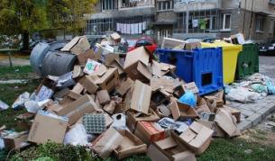 Граждани се оплакват, че боклукът от цветните контейнери не се извозва редовно