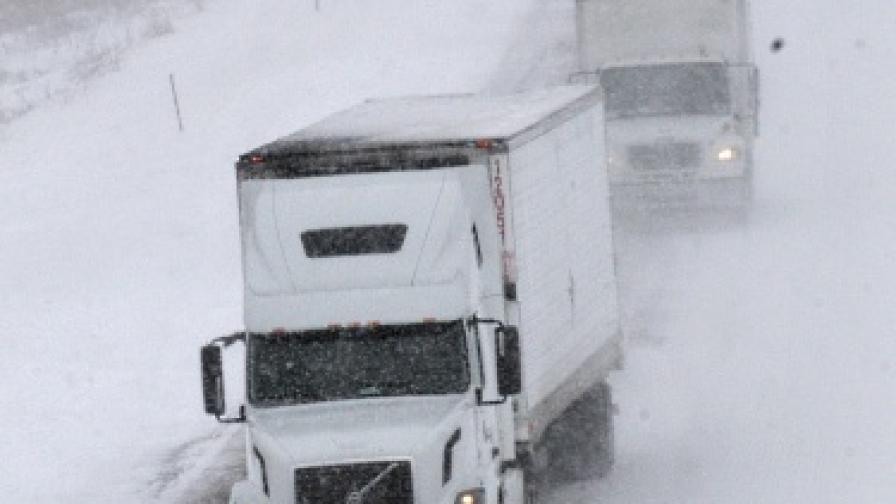 Стотици училища прекратиха занятията, хиляди домакинства от Мисури до Ню Йорк останаха без ток