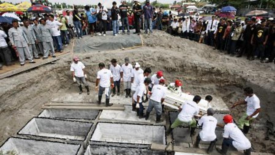 Погребението не филипинските журналисти, избити през ноември