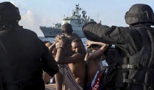 Войници на НАТО арестуват няколко сомалийски пирати