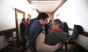 Във и пред парламента в Лисабон хомосексуални двойки през целия ден очакваха резултата от гласуването