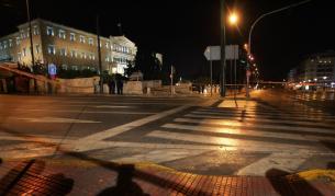 Полицията отцепи района около парламента в Атина