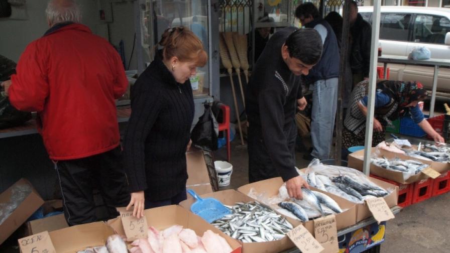 Във Варна търговията с риба на открито процъфтява, макар да е забранена. Рибната борса бе затворена, защото не отговаря на санитарно-хигиенните изисквания на ЕС