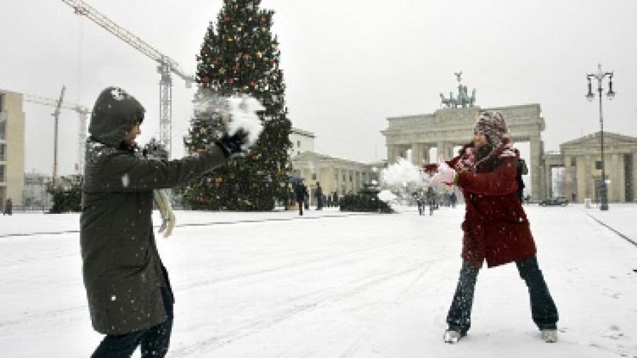 В Германия сняг пада всяка година, затова хората не го замразяват, а се замeрват с него