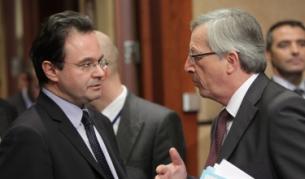 Гръцкият министър на финансите Георгиос Папаконстантину и председателят на Еврогрупата Жан-Клод Юнкер