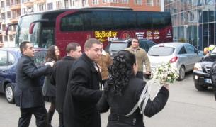 Младоженци от Бургас опитаха да впечатлят с журито с хоро и оркестър