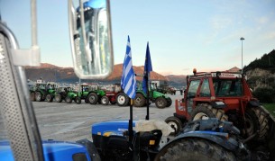 Непреклонните гръцки фермери са блокирали и граничния пункт на фериботното пристанище в Игуменица