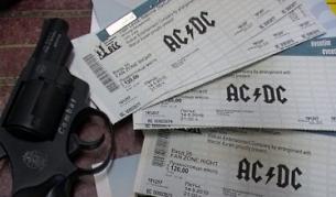 Някои от откраднатите билети и пистолетът на крадеца, иззети от полицаите