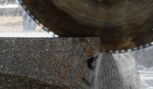 Албанци направиха болид от мрамор