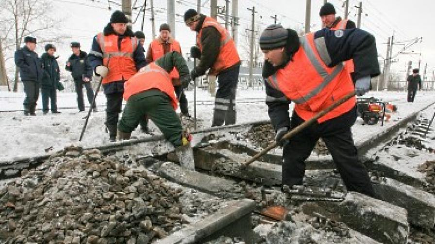 Жп служители ремонтират линията на мястото на инцидента