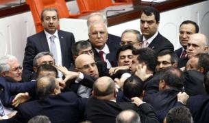Турция: Яка кавга и бой в парламента