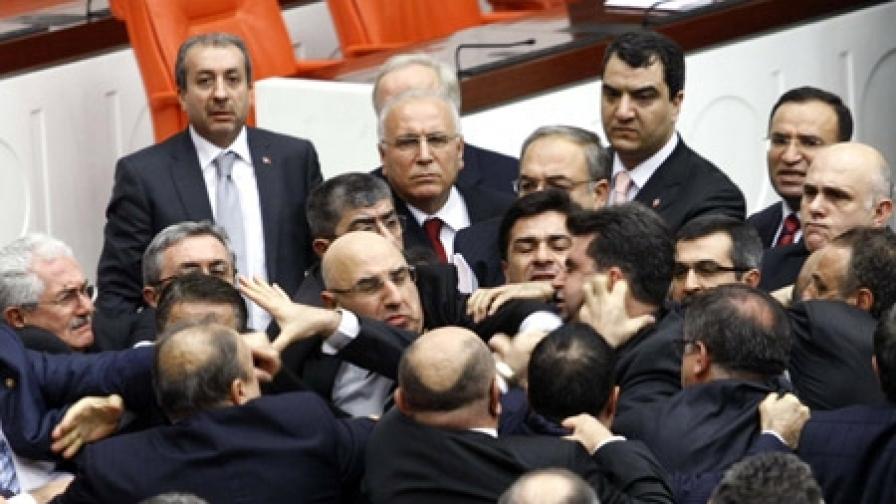 Турция: Яка кавга и бой в парламента