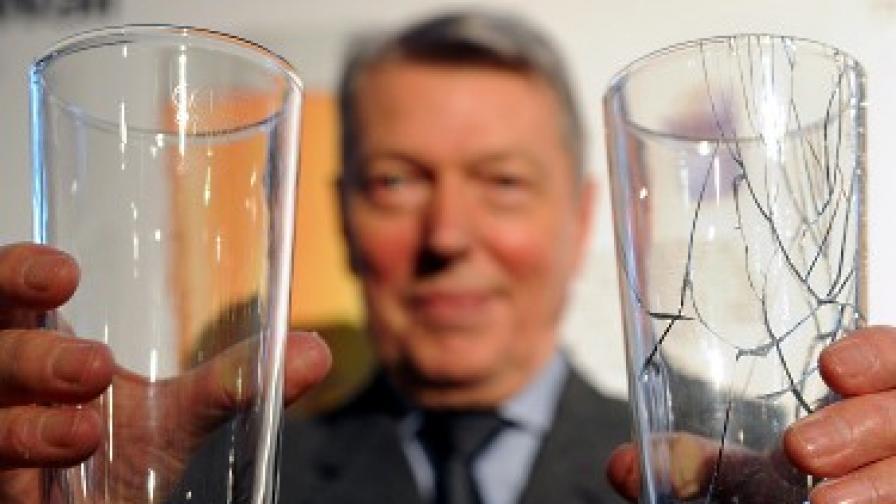 Лично британският МВР шеф показва чашите, определени като "революционни"