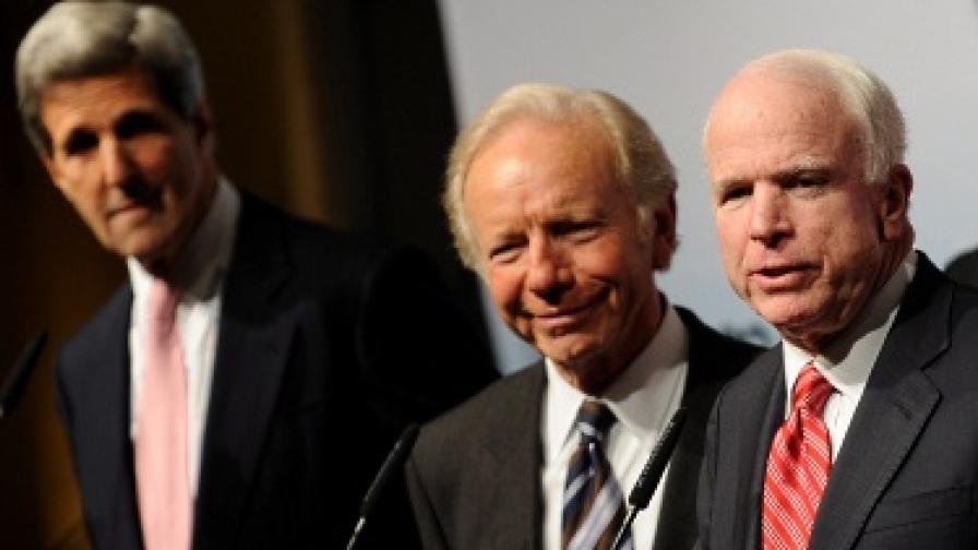 Част от американските представители на конференцията - сенаторите Джон Кери, Джоузеф Либерман и Джон Маккейн (от ляво на дясно)