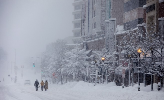 Вашингтон остава блокиран от снеговете