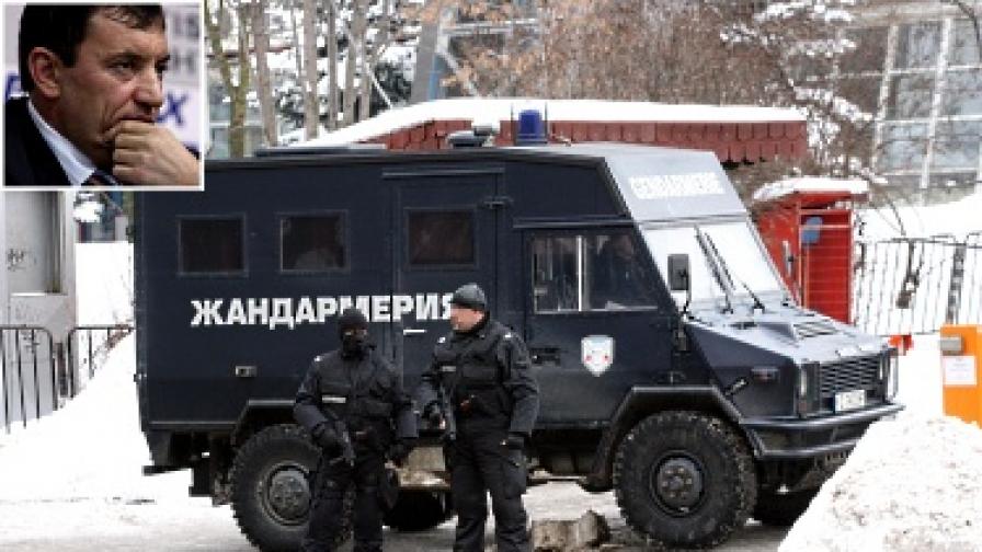 Вчера полицейска акция се проведе и в района на басейн "Спартак", където Алексей Петров има офиси
