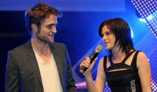 Патинсън и партньорката му от "Здрач" Кристен Стюарт на представянето на филма през есента