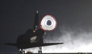 Совалките рядко кацат нощем, но "Индевър" успя да се приземи по тъмно