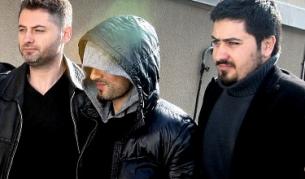 Двама полицаи ескортират звездата до съда в Истанбул