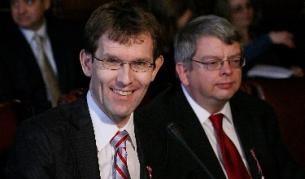 Ръководителят на мисията на МВФ Бас Бакер (в ляво)