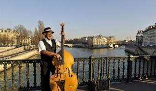 Въпреки кризата Париж успява да привлича достатъчно туристи