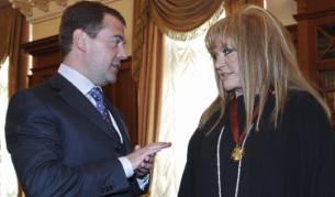 Алла Пугачова беше наградена от президента Медведев с Орден за заслуги ІІІ степен за рождения си ден през 2009 г.