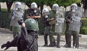 Протестиращи младежи влязоха в сблъсък с полицията