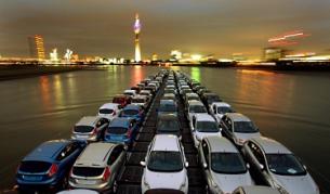 Натоварен с автомобили за продан кораб се движи по река Рейн в Германия