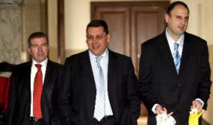 Марио Николов (в средата) на път за съдебната зала