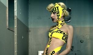 В затвора Гага носи само жълтата полицейска лента, с която се ограждат местопрестъпленията