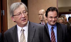 Премиерът на Люксембург Жан-Клод Юнкер (вляво) и гръцкият финансов министър Георге Папаконстантину пристигат на срещата